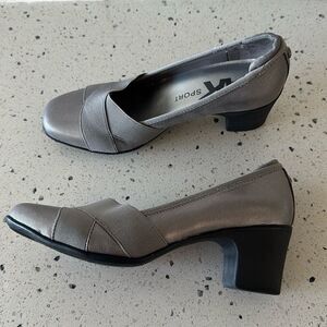 Anne Klein AK Sport Violetta Gray Coated Textile Block Heel Pumps Shoes Size 8M